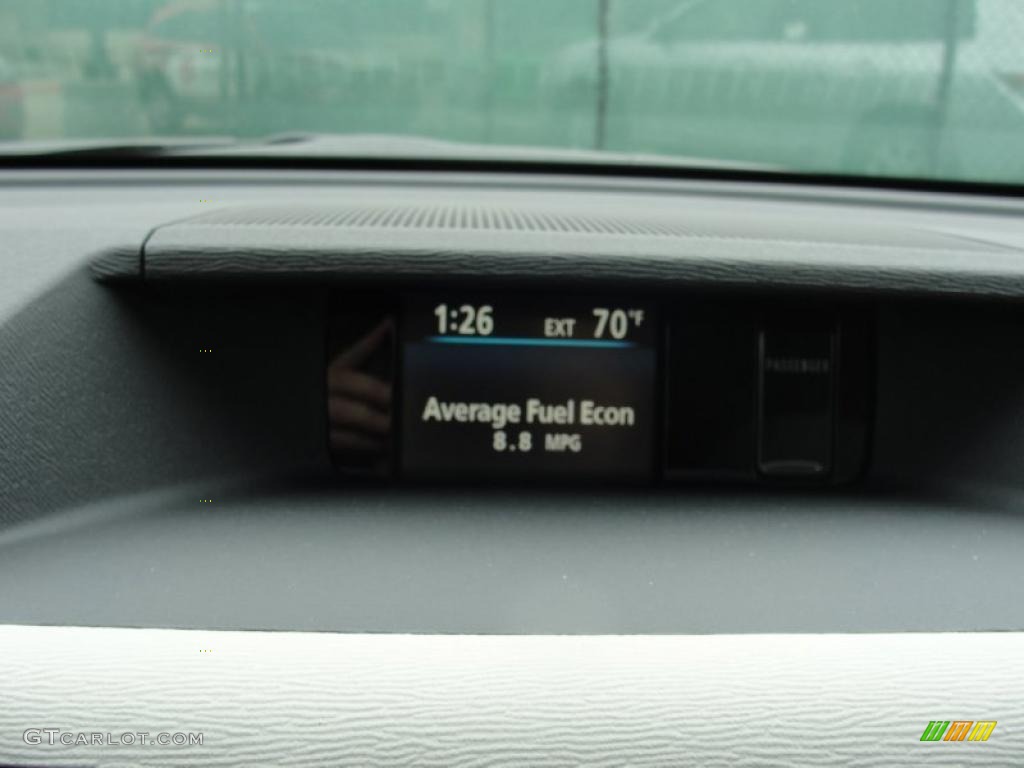 2011 Sienna LE - Super White / Light Gray photo #31