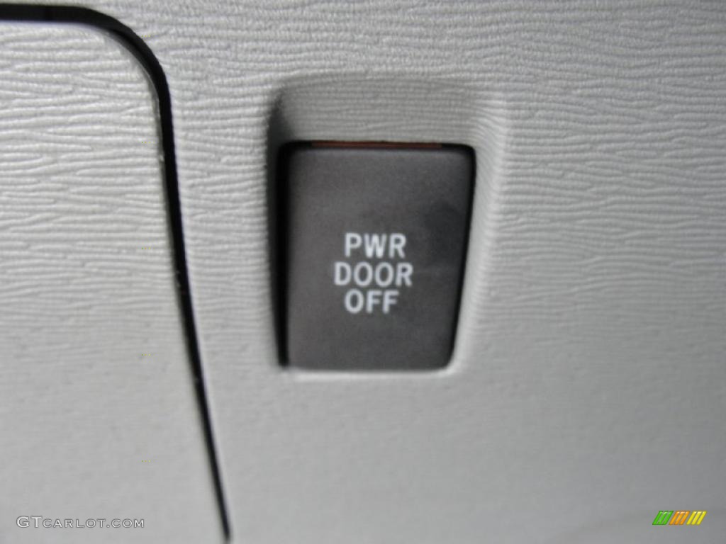 2011 Sienna LE - Super White / Light Gray photo #38