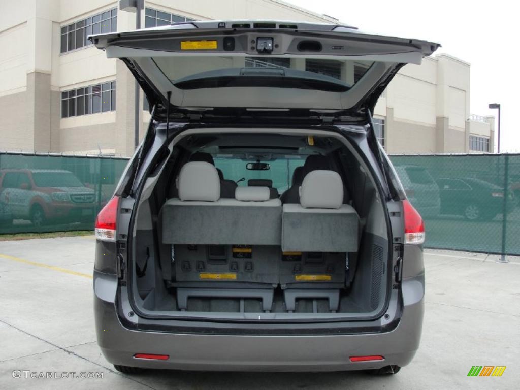 2011 Sienna XLE - Predawn Gray Mica / Light Gray photo #18