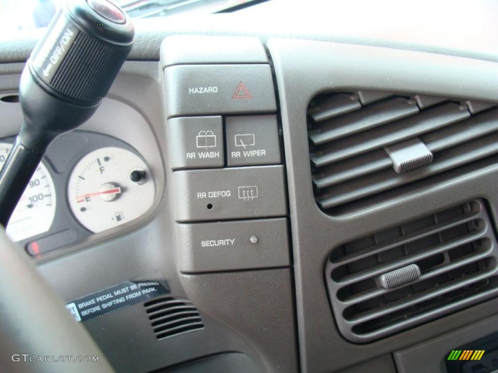 2002 Nissan Quest SE Controls Photo #45932949