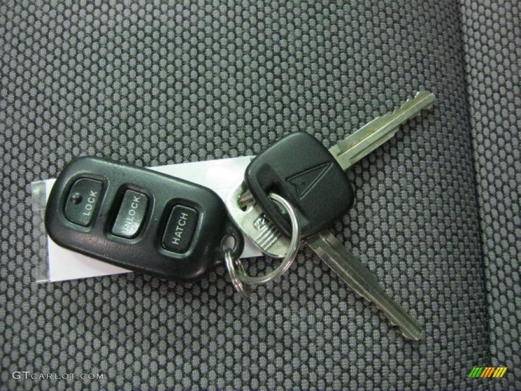 2004 Vibe AWD - Abyss Black / Graphite photo #12