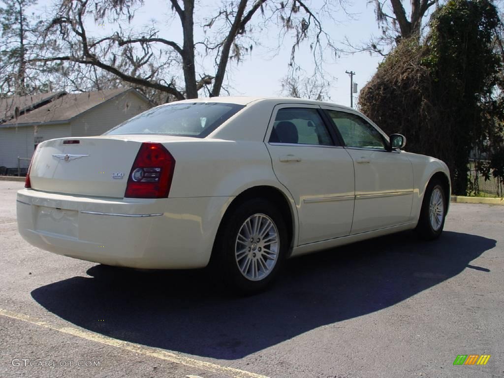 2008 300 Touring - Cool Vanilla White / Dark Slate Gray photo #3