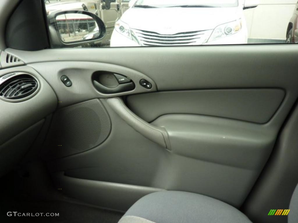 2004 Focus ZTS Sedan - Twilight Blue Metallic / Medium Graphite photo #18