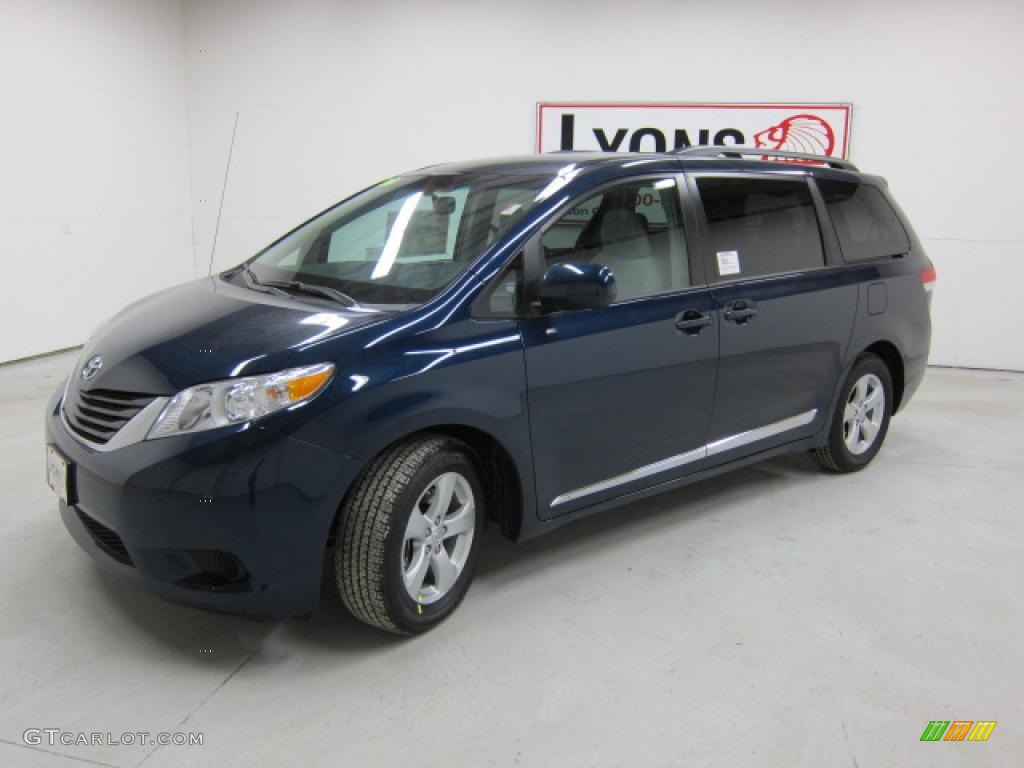 2011 Sienna LE - South Pacific Blue Pearl / Light Gray photo #1