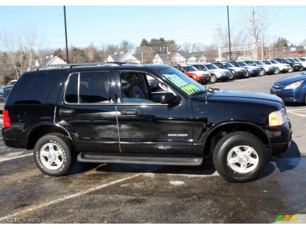 2004 Explorer XLT 4x4 - Black / Graphite photo #4