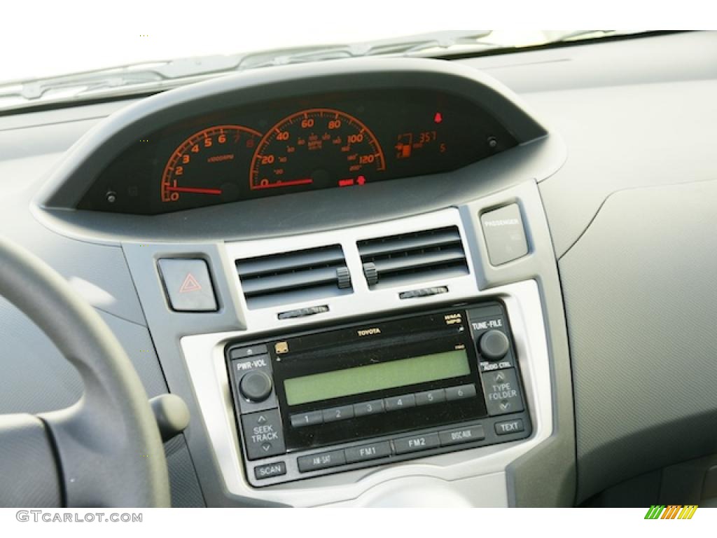 2011 Toyota Yaris 5 Door Liftback Controls Photo #45946164
