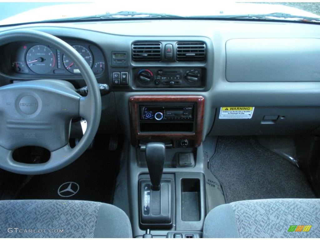 2002 Isuzu Rodeo LS Gray Dashboard Photo #45950388