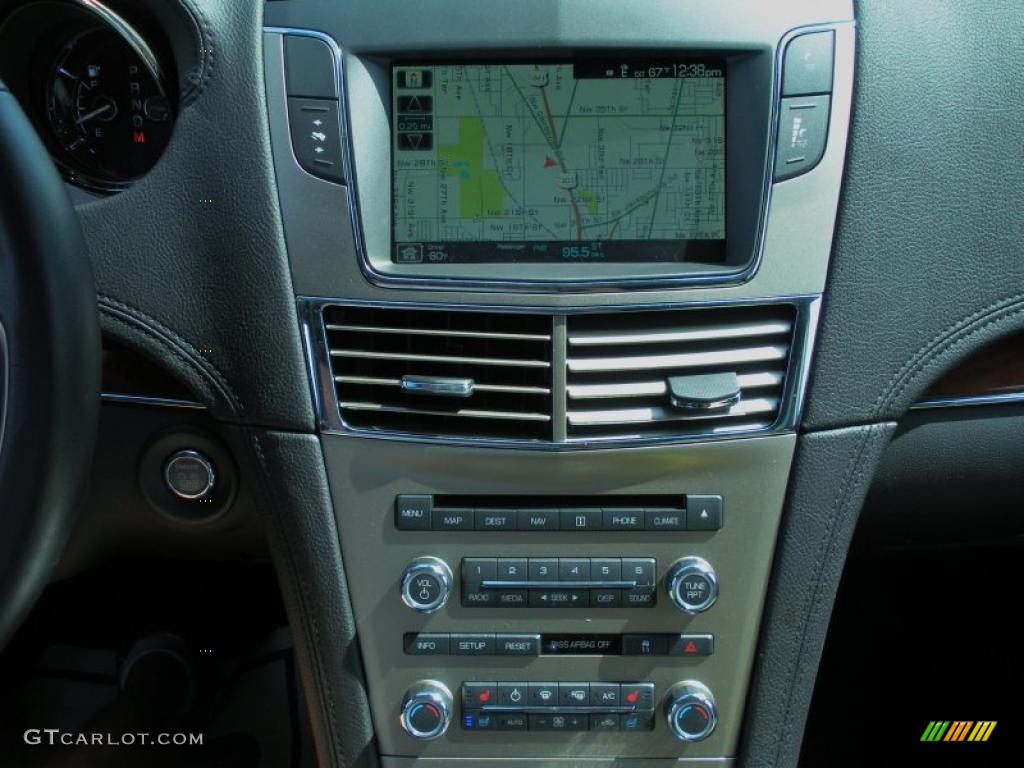 2010 Lincoln MKT FWD Controls Photo #45956726