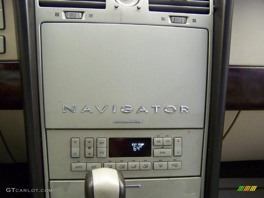 2003 Navigator Luxury - Mineral Grey Metallic / Light Parchment photo #31