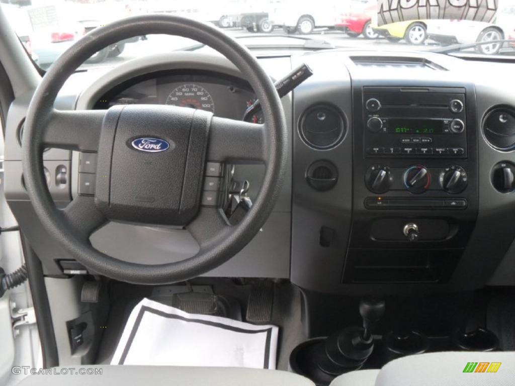 2006 F150 XL SuperCab 4x4 - Oxford White / Medium Flint photo #16