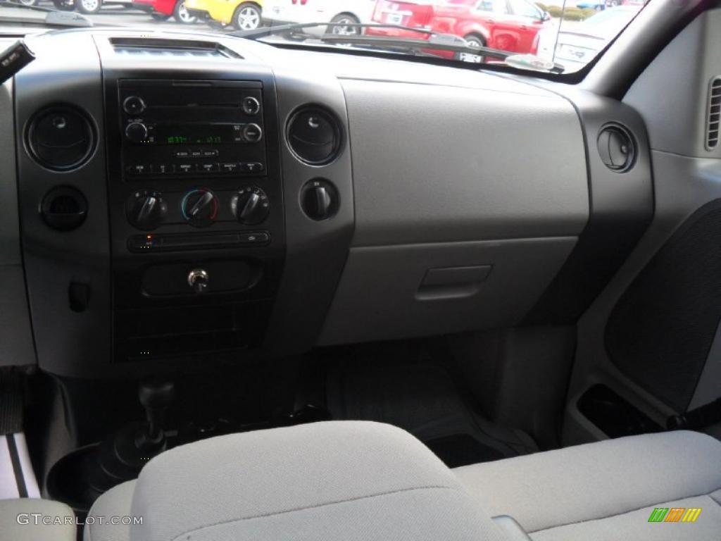 2006 F150 XL SuperCab 4x4 - Oxford White / Medium Flint photo #17
