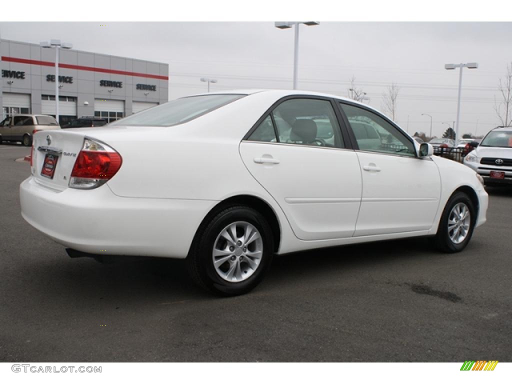 2006 Camry LE V6 - Super White / Stone Gray photo #2