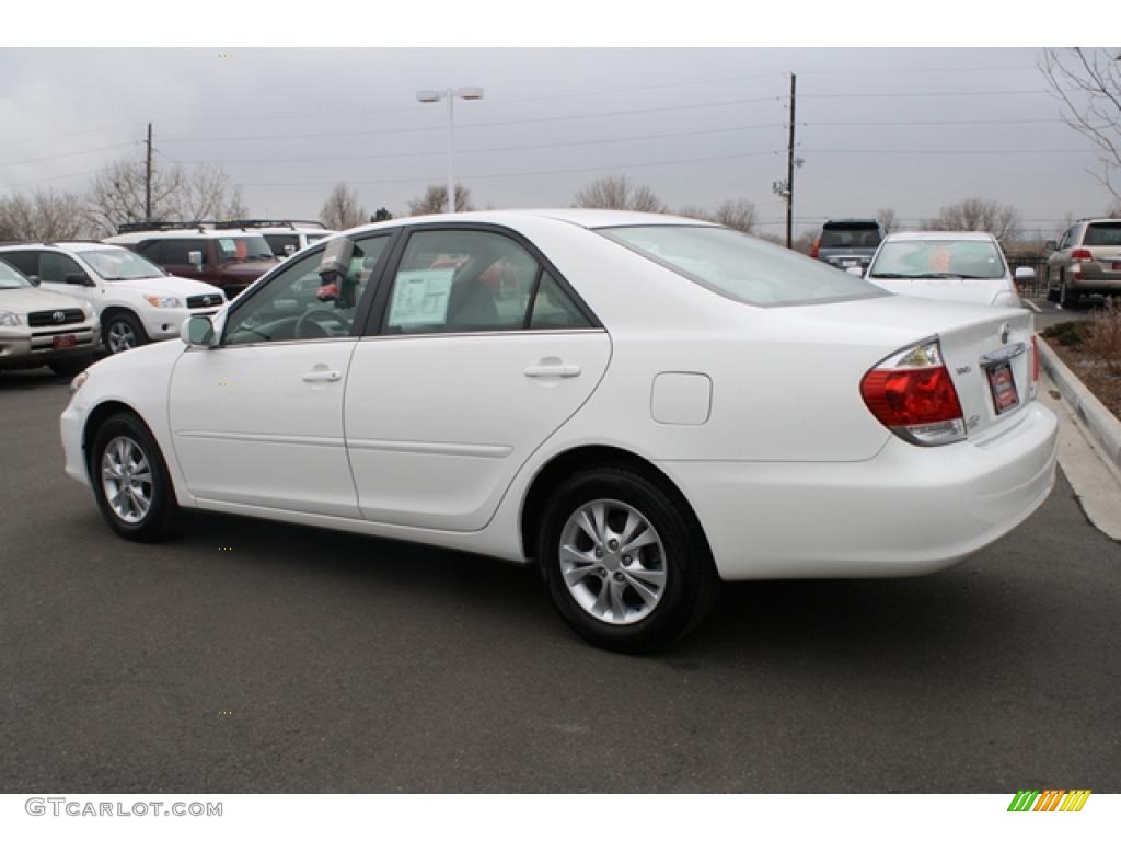 2006 Camry LE V6 - Super White / Stone Gray photo #4
