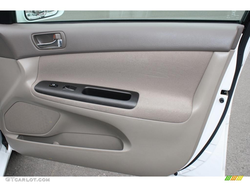 2006 Toyota Camry LE V6 Stone Gray Door Panel Photo #46000973