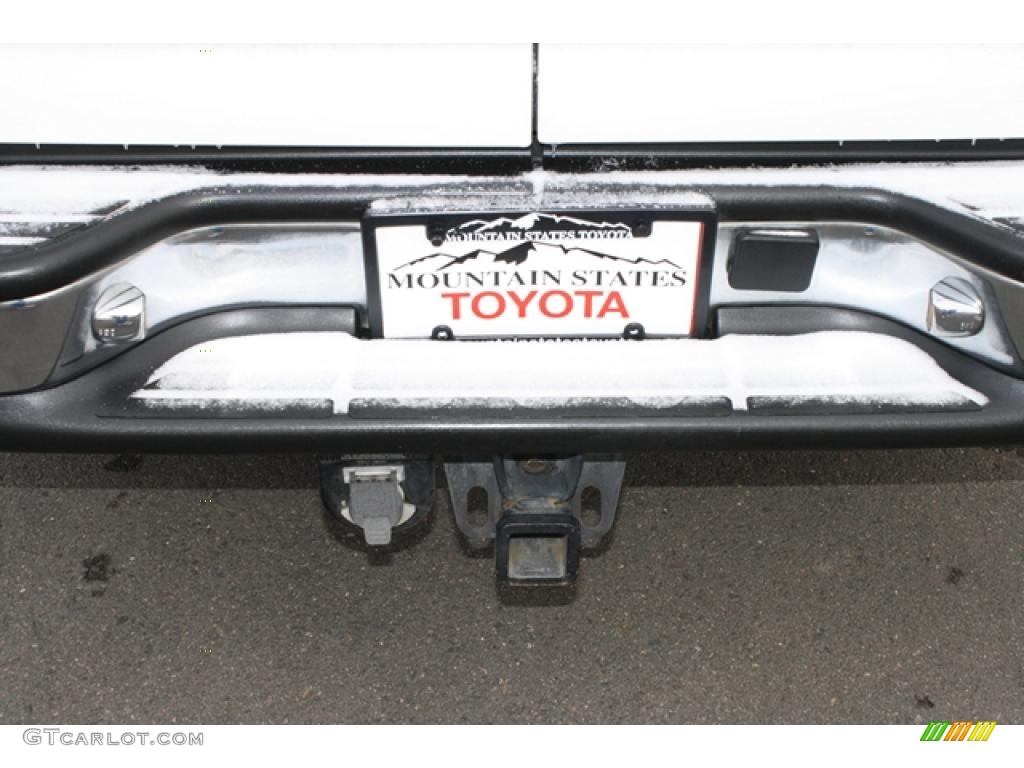 2001 Suburban 1500 LS - Summit White / Graphite photo #27