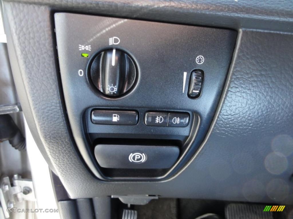 2004 Volvo XC90 2.5T AWD Controls Photo #46002583