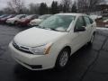 White Suede - Focus SE Sedan Photo No. 5