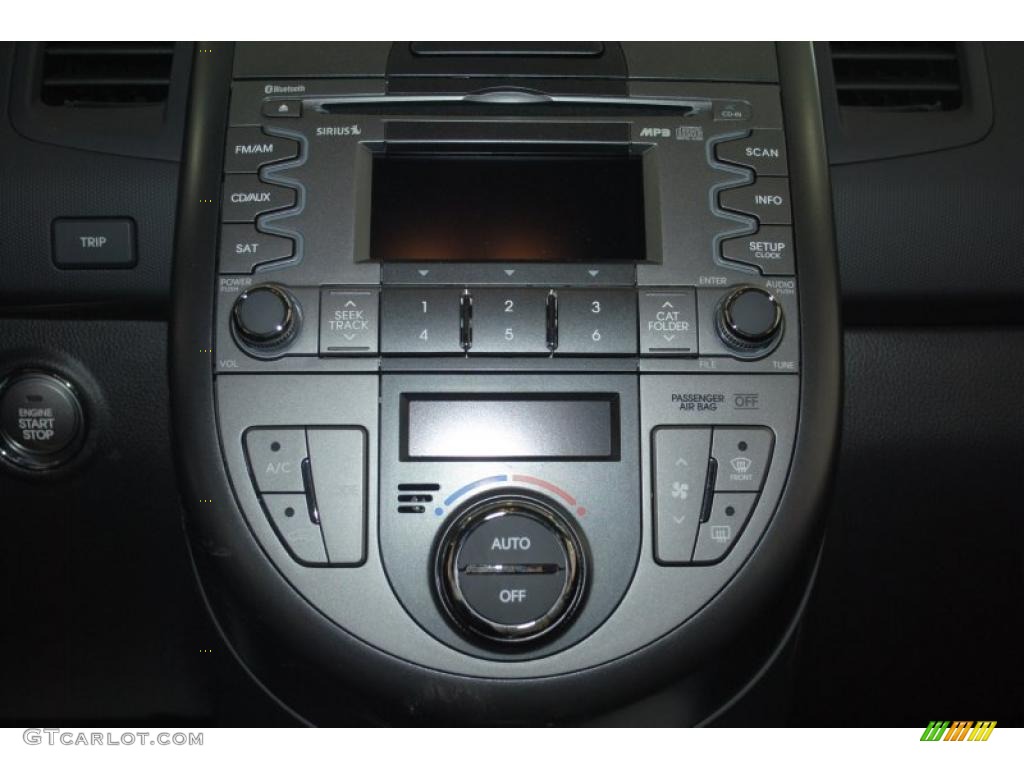 2011 Kia Soul White Tiger Special Edition Controls Photo #46005262