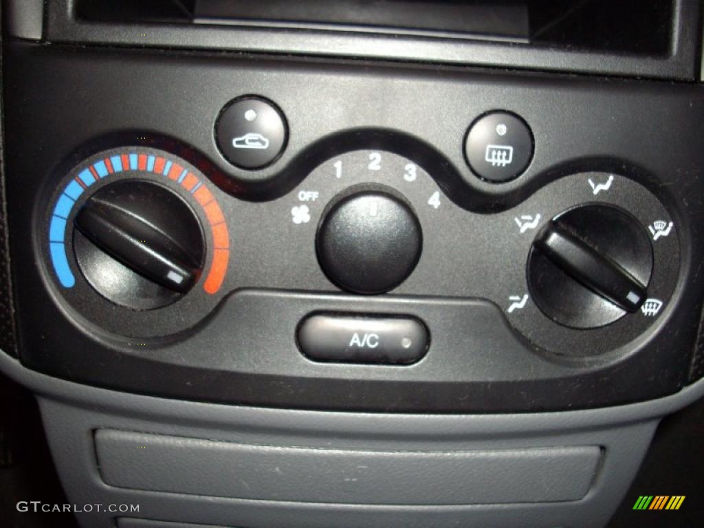 2004 Chevrolet Aveo Hatchback Controls Photo #46008224