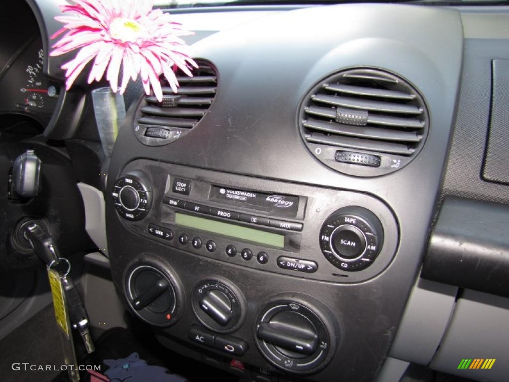 2001 Volkswagen New Beetle GLS Coupe Controls Photo #46011277