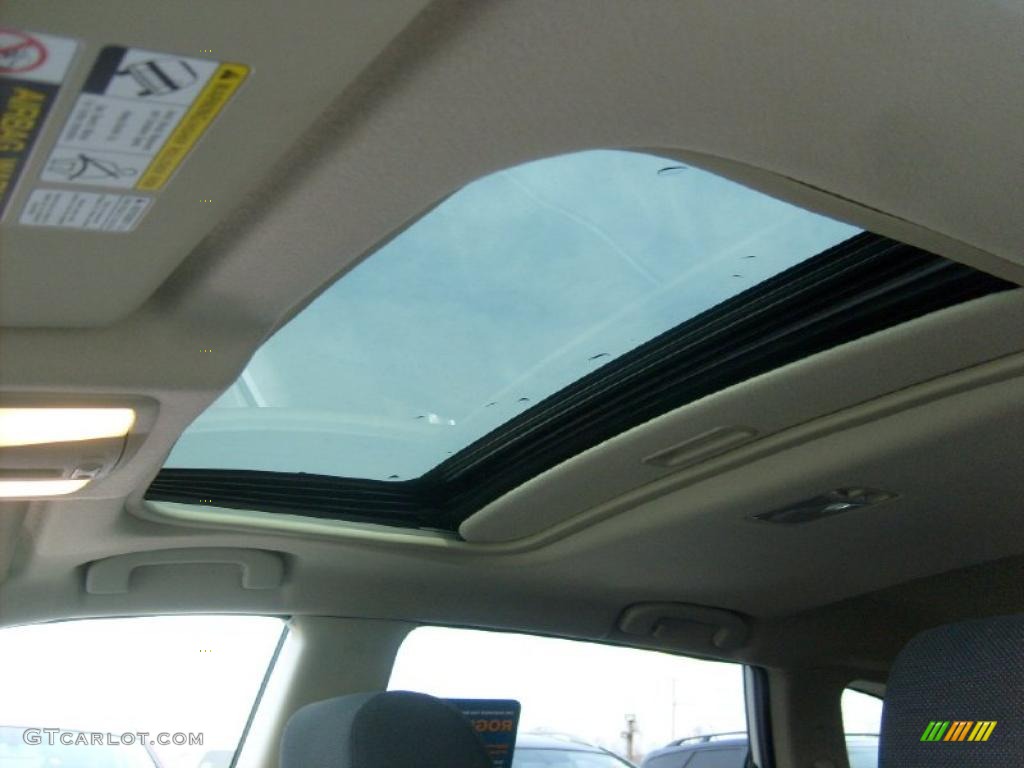 2011 Rogue SV AWD - Pearl White / Black photo #4