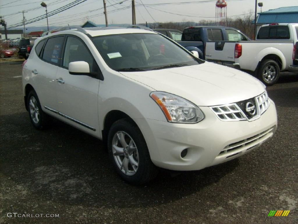 2011 Rogue SV AWD - Pearl White / Black photo #9