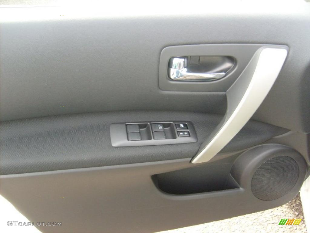 2011 Rogue SV AWD - Pearl White / Black photo #13