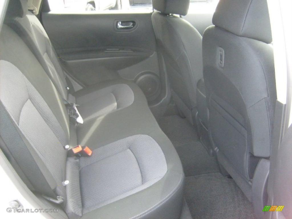2011 Rogue SV AWD - Pearl White / Black photo #17