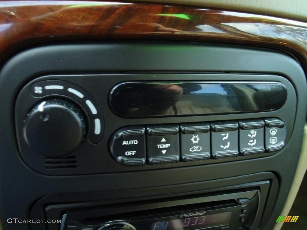 2002 Chrysler Concorde Limited Controls Photo #46025992