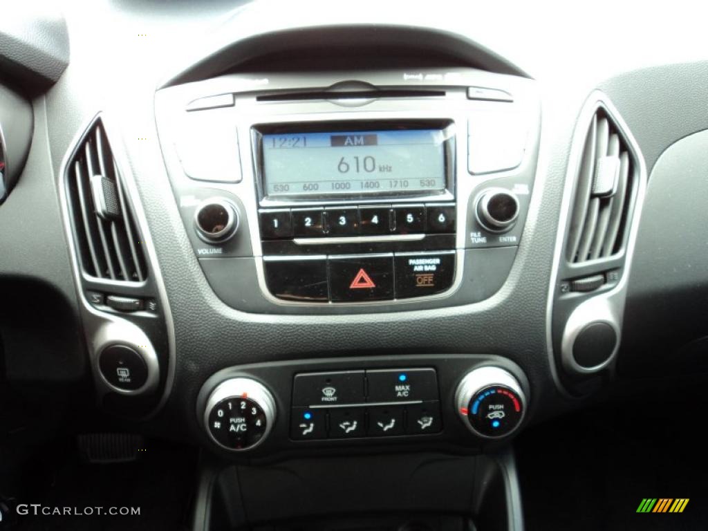 2010 Hyundai Tucson Limited Controls Photo #46028926