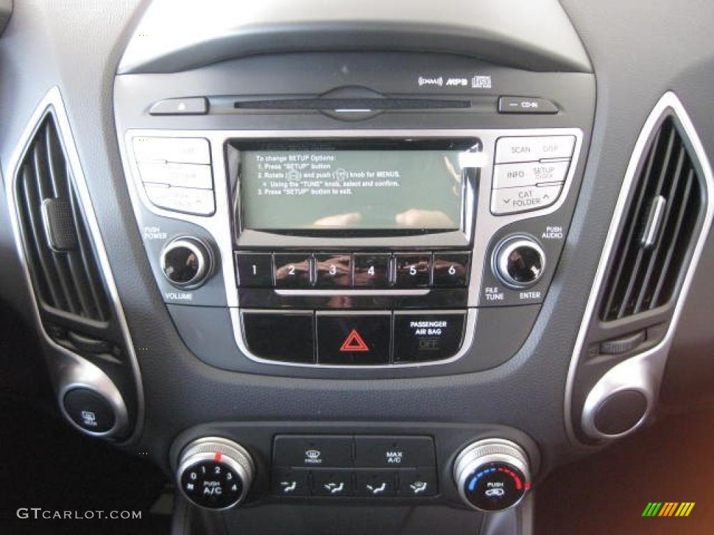 2011 Hyundai Tucson GL Controls Photo #46033671