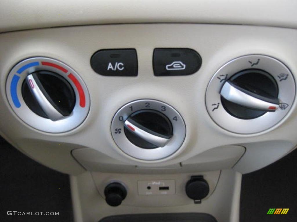 2011 Hyundai Accent GLS 4 Door Controls Photo #46034706