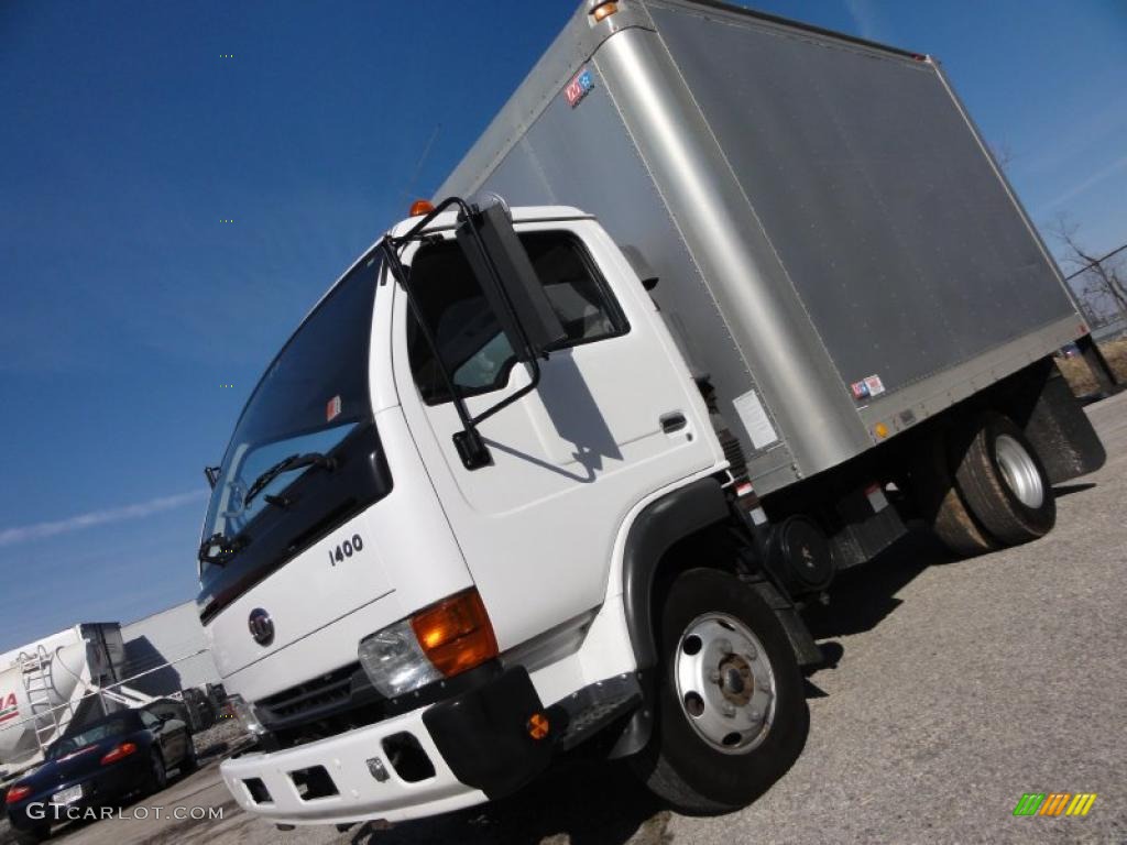 2004 UD 1400 Moving Truck - White / Gray photo #1