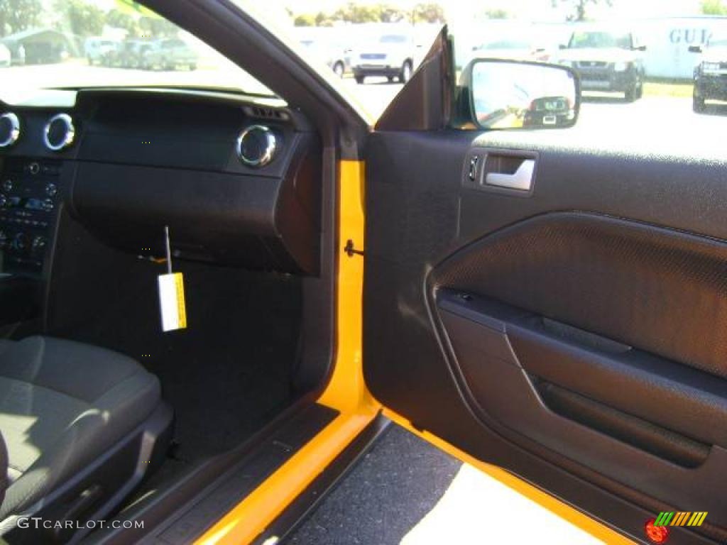 2008 Mustang V6 Deluxe Coupe - Grabber Orange / Dark Charcoal photo #17