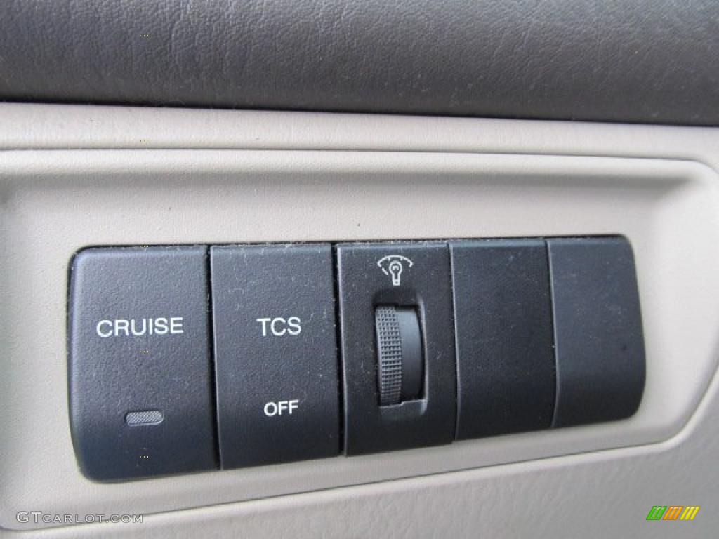 2001 XG300 L Sedan - Nordic White / Beige photo #14