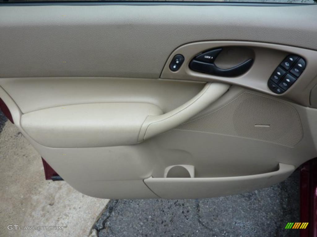 2007 Ford Focus ZXW SE Wagon Dark Pebble/Light Pebble Door Panel Photo #46045295