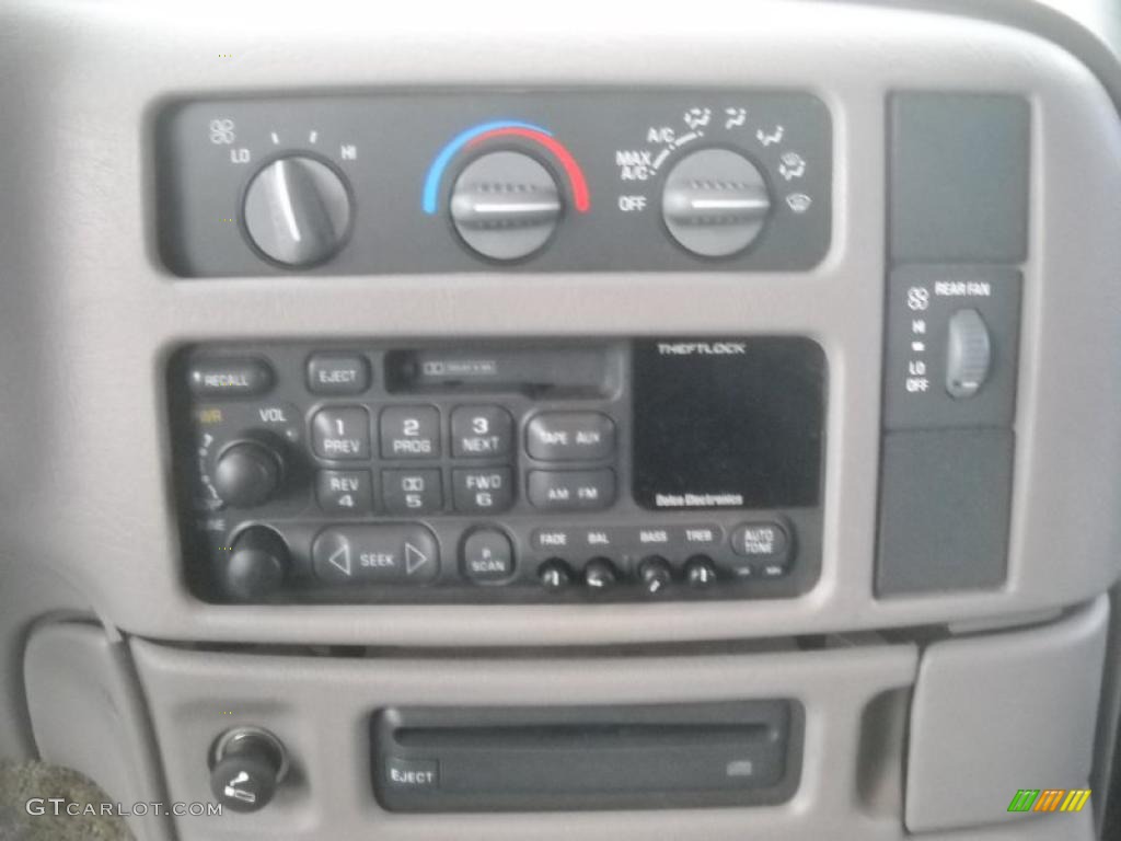 1998 Chevrolet Astro AWD Passenger Van Controls Photo #46049297