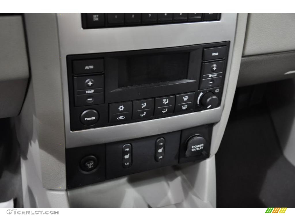 2006 Dodge Durango Limited Controls Photo #46050978