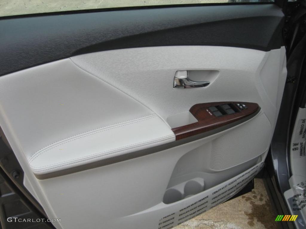 2011 Toyota Venza I4 Light Gray Door Panel Photo #46053277