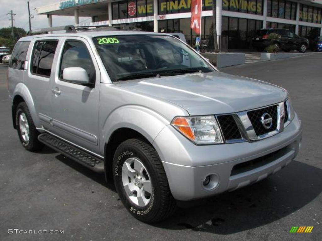 2005 Pathfinder SE - Silver Lightning Metallic / Graphite photo #1