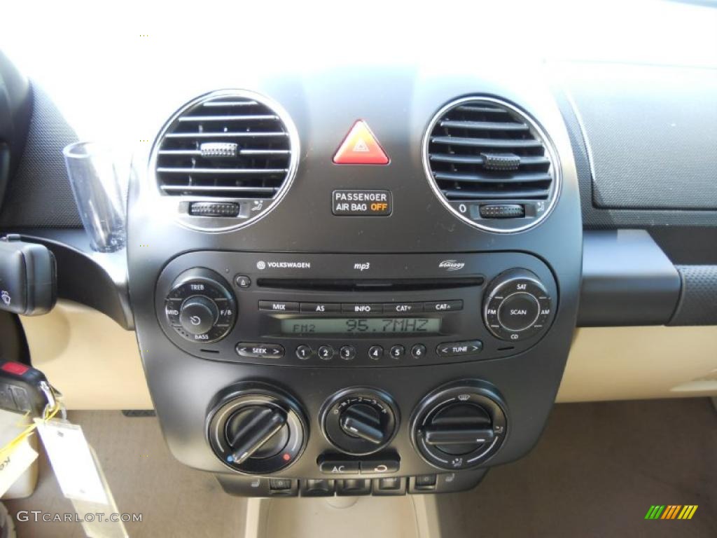 2008 Volkswagen New Beetle S Coupe Controls Photo #46067848