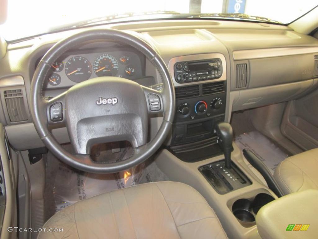 2004 Grand Cherokee Laredo - Bright Silver Metallic / Sandstone photo #12