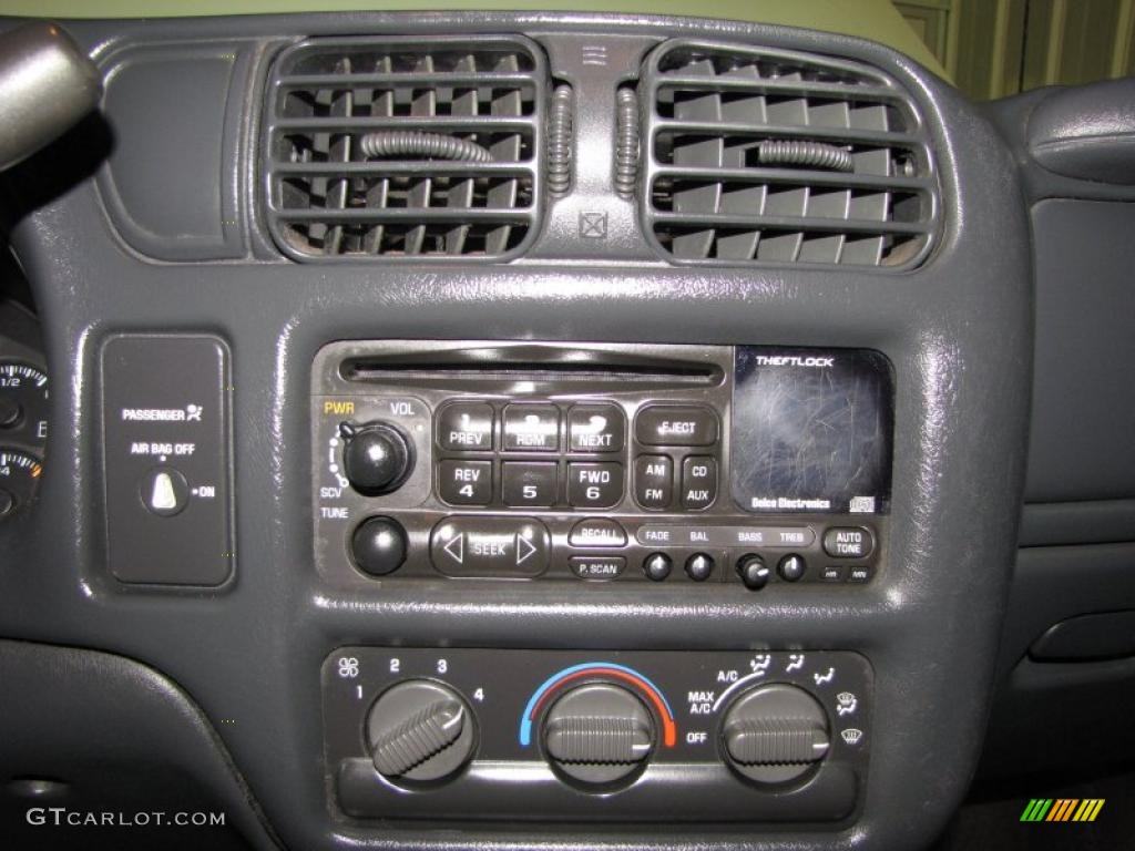 2000 Chevrolet S10 LS Regular Cab Controls Photo #46073229