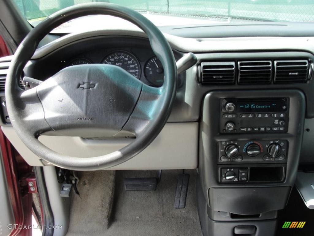 2005 Chevrolet Venture LS Medium Gray Dashboard Photo #46073670