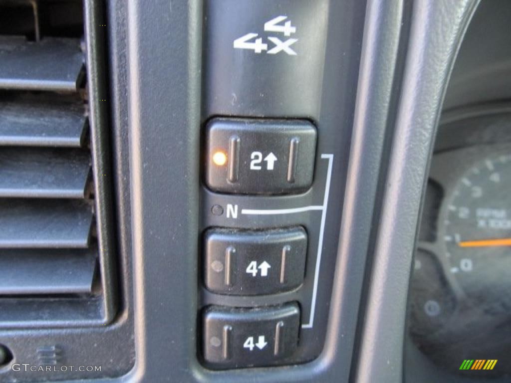 2004 Chevrolet Silverado 2500HD LS Extended Cab 4x4 Controls Photo #46078494