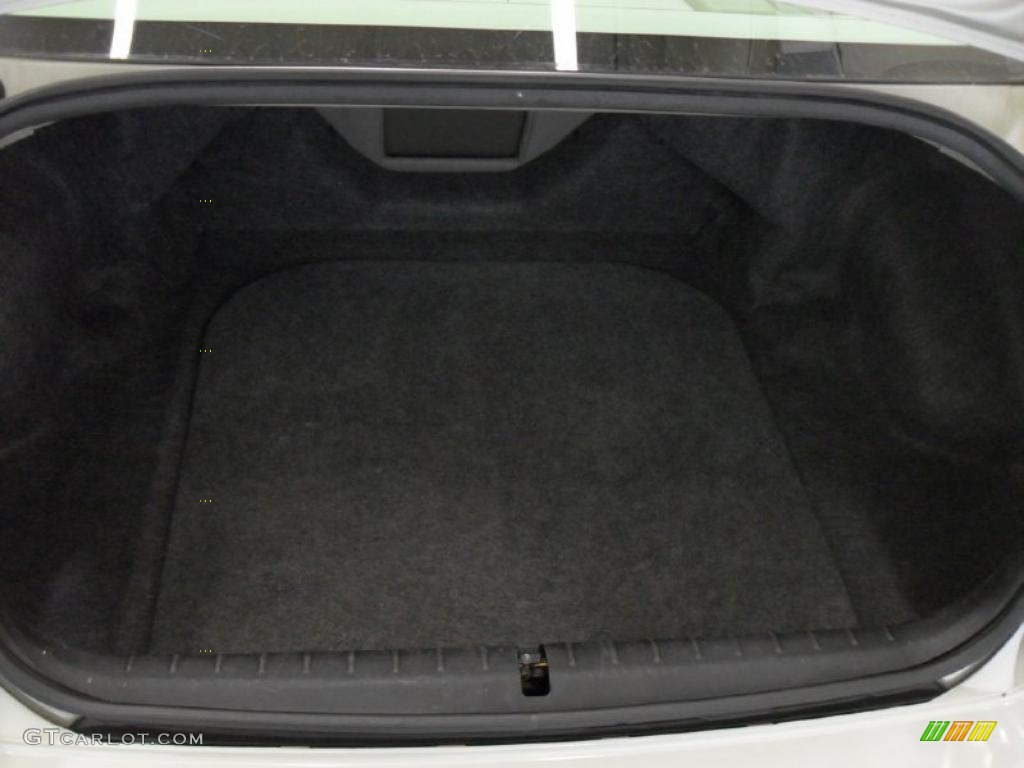 2004 Mitsubishi Galant ES Trunk Photos