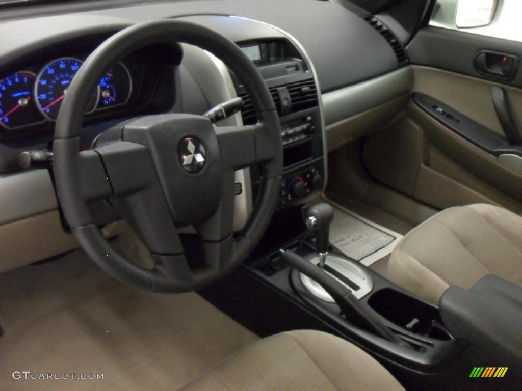 Creme Interior 2004 Mitsubishi Galant ES Photo #46085396