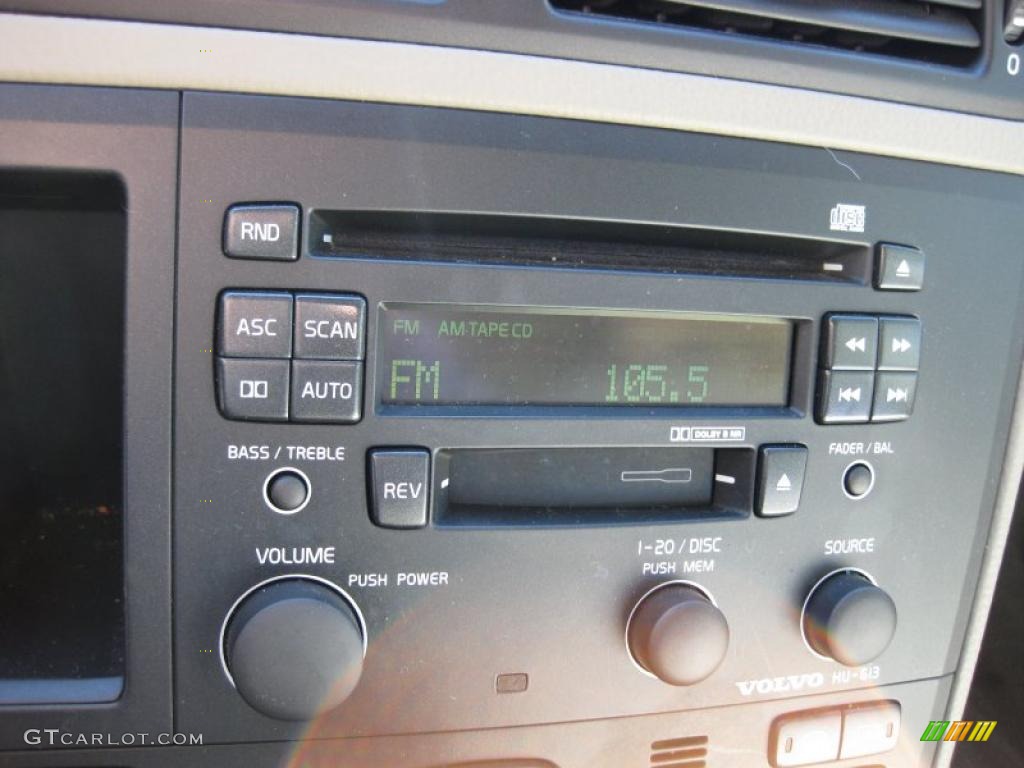 2004 Volvo V70 2.4 Controls Photo #46086218