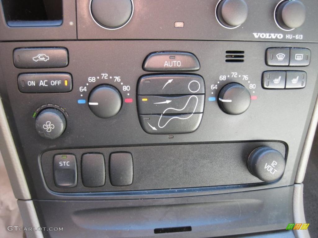 2004 Volvo V70 2.4 Controls Photo #46086230