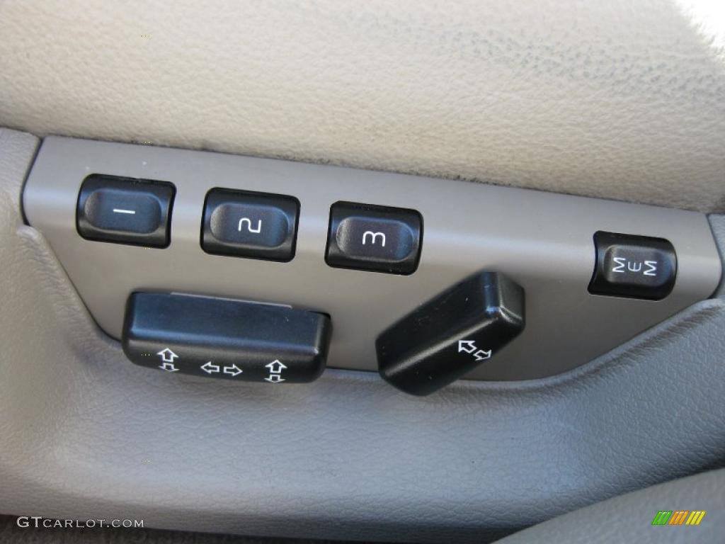 2004 Volvo V70 2.4 Controls Photo #46086257